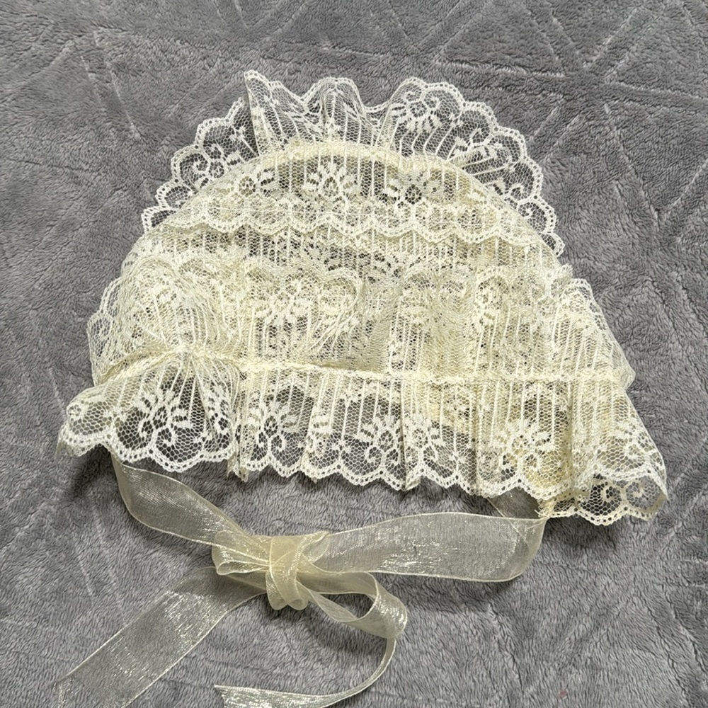 Lace ruffled bonnet - Picture 4 of 5